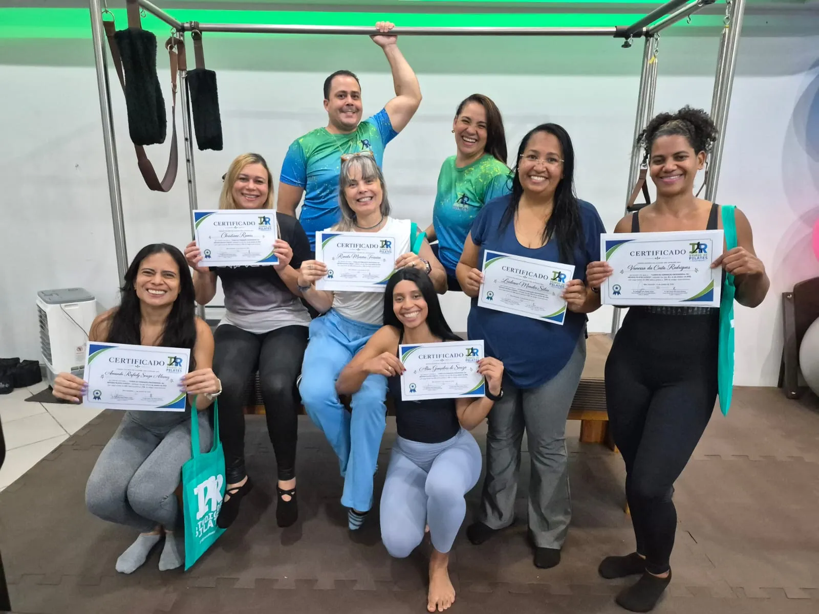 Turma do curso de Pilates Clínico com seus certificados no IR Studio