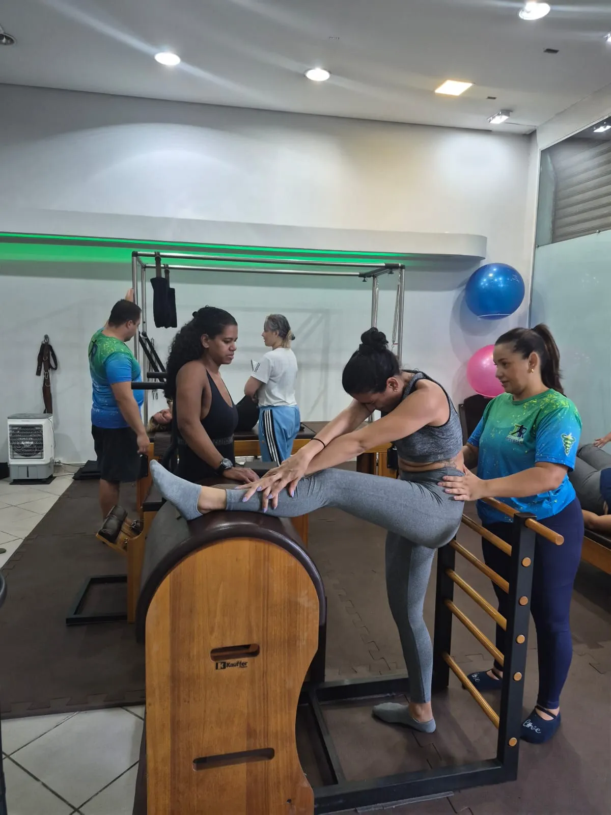 Participantes em uma atividade de formação no studio