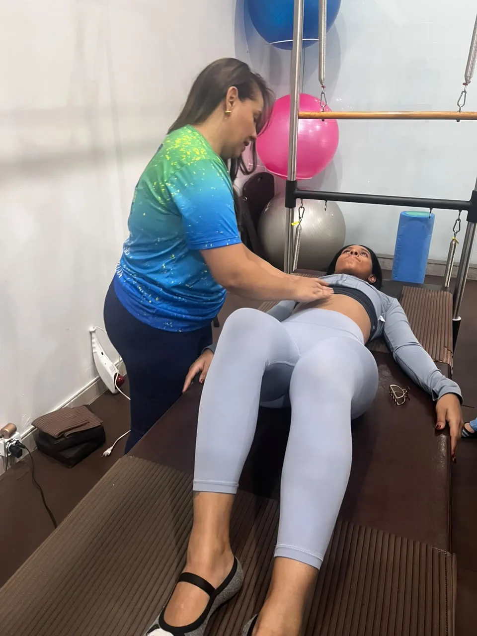 Acompanhamento de exercício no aparelho de Pilates do IR Studio