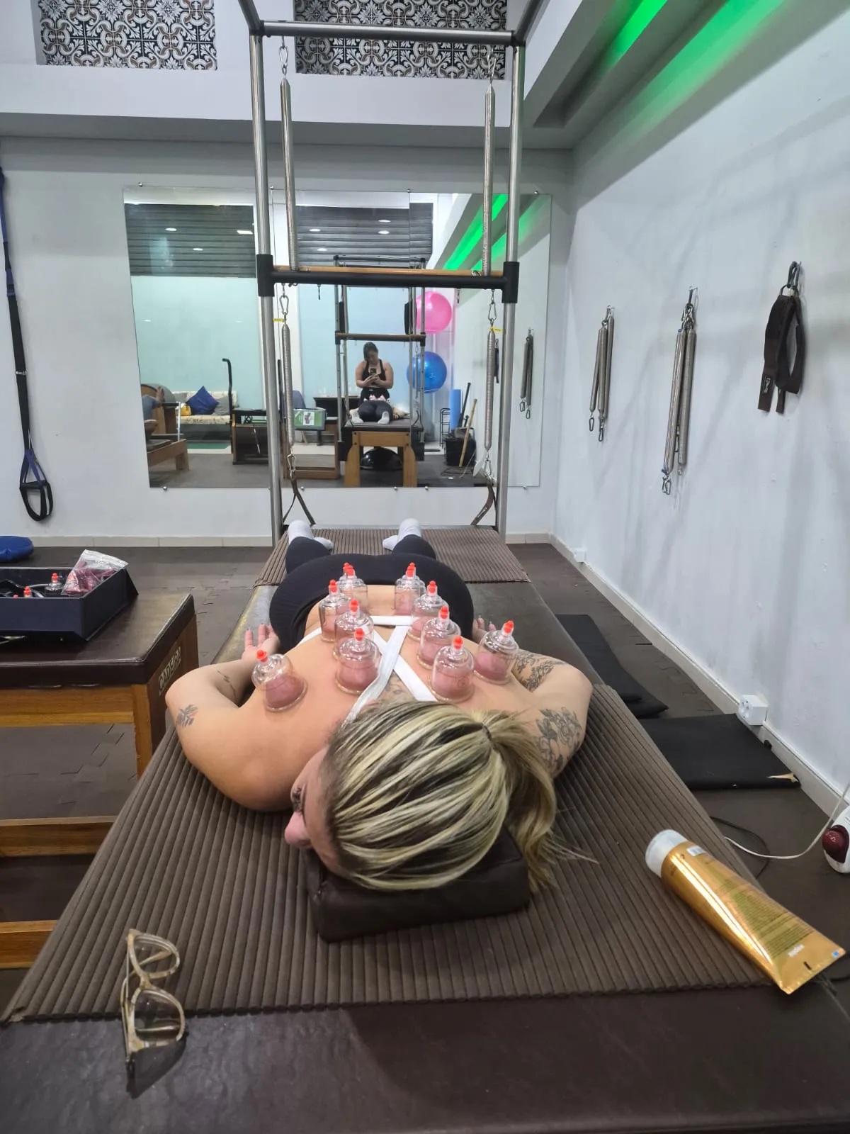 Paciente com ventosas aplicadas durante atendimento no espaço do studio