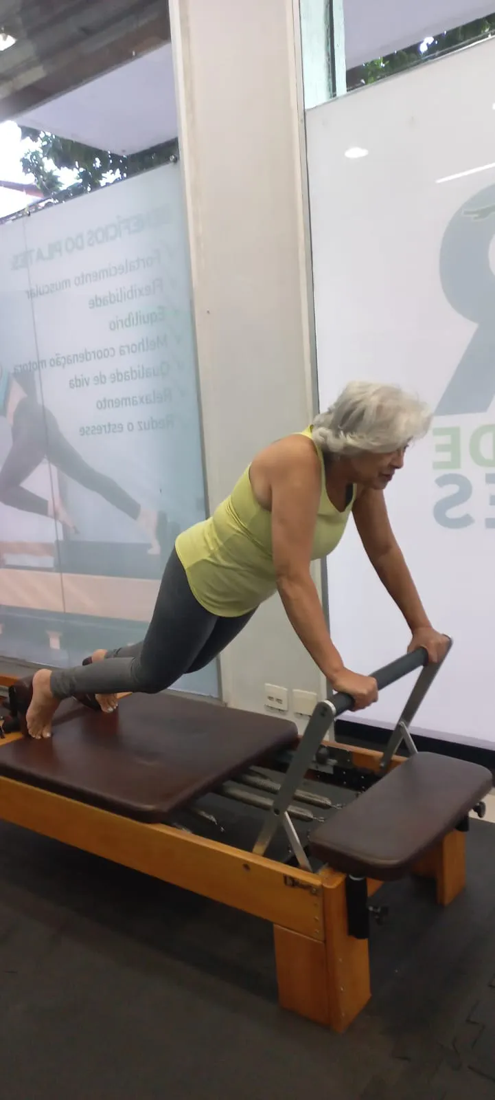 Prática de Pilates em equipamento no IR Studio
